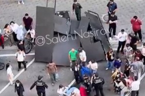 Bakıda tədbirdə monitor qadının üstünə aşdı - VİDEO