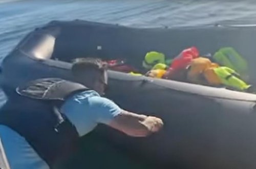 İfrat sağçı fəal La-Manş boğazında miqrant qayığını bıçaqla kəsib
