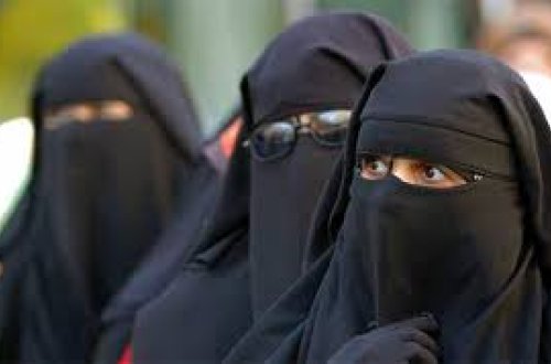 İtaliya məktəblərində burqa və niqab qadağan edildi