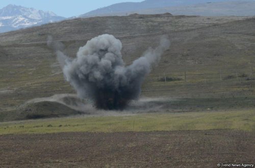 Laçında traktor minaya düşüb