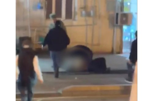 Bakıda 40 yaşlı kişi 24 yaşlı arvadını bıçaqlayaraq öldürdü - Cinayətin Videosu