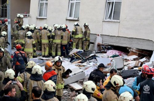 İstanbulda 6 mərtəbəli bina çökdü