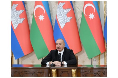 Prezident Kamboca Baş naziri ilə mina problemini müzakirə edib