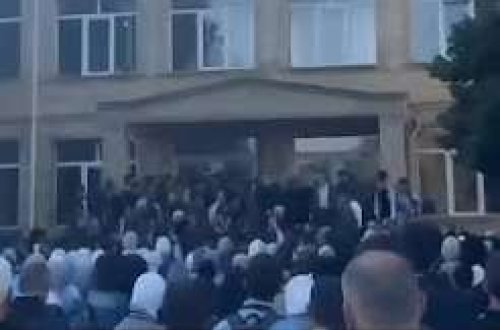 Nardaranda məktəb qarşısında təxribat: Təhsil yox, İran təbliğatı - VİDEO