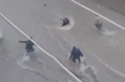 İstanbulda leysan, sel qadını apardı - Video