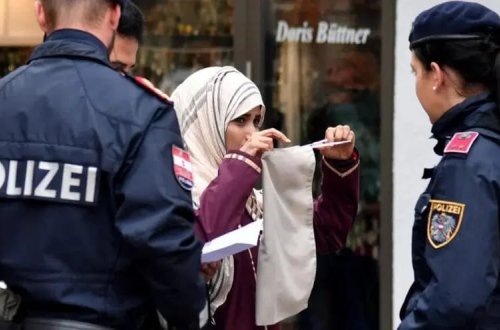 Avstriya məktəblərində baş örtüyü qadağası: Ailələri cərimə gözləyir