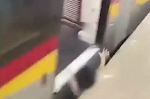 Azyaşlı uşaq qatarla platforma arasındakı boşluğa düşdü