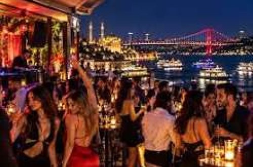 Gündüz əxlaq dərsi, gecə əyləncə: Ərdoğanın Türkiyəsində İstanbulun görünməyən üzü
