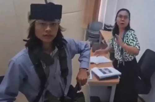 Malayziyada 16 yaşlı şagird sinif otağında müəllimini yaralayıb