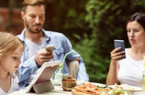 İtaliyanın Sardiniya adasındakı restoranlarda ailələr üçün telefon qadağası