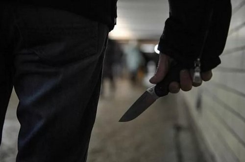 Sərxoş vəziyyətdə avtomobil idarə etməsinə irad tutan dostunu bıçaqladı